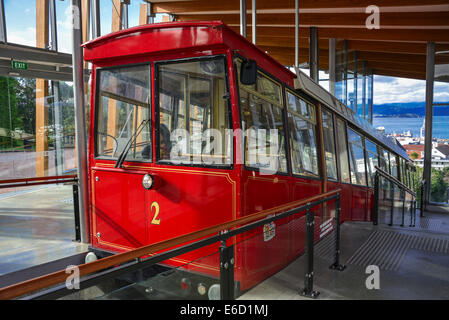 Wellington Seilbahn Straßenbahn Wellington rote Seilbahn auf Schienen im Inneren und äußeren auf dem richtigen Weg Stockfoto