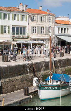Hafen von l'Île de Ré, mit Mann mit Französisch Brot-Stick oder Schmerzen, Charente-Maritime, Frankreich Stockfoto