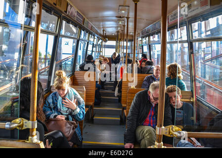 Wellington Seilbahn Straßenbahn Wellington rote Seilbahn auf Schienen im Inneren und äußeren auf dem richtigen Weg Stockfoto