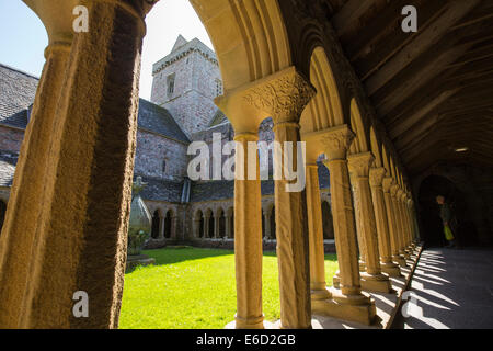 Sandsteinsäulen in Iona Abbey auf Iona, aus Mull, Schottland. Stockfoto