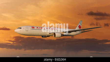 Air Canada Boeing 767-333 ER im Flug in der Nacht Stockfoto