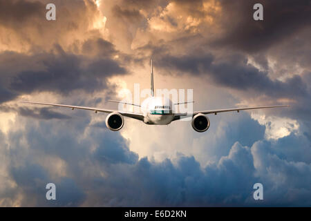Cathay Pacific Boeing 777-367 ER im Flug Stockfoto