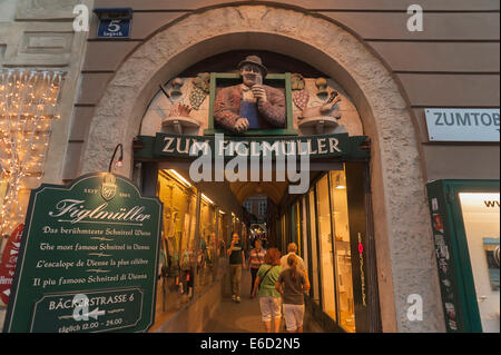 Arkaden Eingang zum Figlmüller, einem berühmten Wiener Schnitzel Restaurant, Lugeck, Wien, Wiener, Österreich Stockfoto