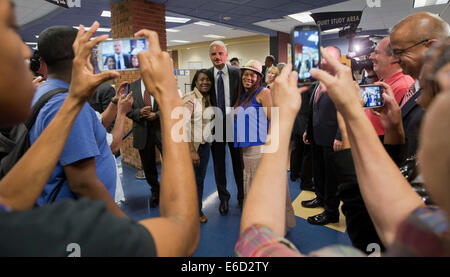 Ferguson, Mo 20. August 2014. United States Attorney General Eric Holder, Center, posiert für Fotos nach seinem Treffen mit Studenten in St. Louis Volkshochschule Florissant Valley, Mittwoch, 20. August 2014 in Ferguson, Mo Halter reiste zum St. Louis-Bereich in Übersee die Bundesregierung Untersuchung in die Dreharbeiten von 18-j hrige Michael Brown von einem Polizeibeamten am 9. August. Inhaber versprach eine "faire und gründliche" Untersuchung über den tödlichen Schüssen auf eines jungen schwarzen Mannes, Michael Brown Credit: Dpa picture-Alliance/Alamy Live News Stockfoto