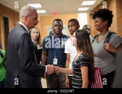 Ferguson, Mo 20. August 2014. United States Attorney General Eric Holder, rechts, links, schüttelt Hände mit Bri Ehsan, 25, nach seinem Treffen mit Studenten in St. Louis Volkshochschule Florissant Valley, Mittwoch, 20. August 2014 in Ferguson, Mo Halter reiste zum St. Louis-Bereich in Übersee die Bundesregierung Untersuchung in die Dreharbeiten von 18-j hrige Michael Brown von einem Polizeibeamten am 9. August. Inhaber versprach eine "faire und gründliche" Untersuchung über den tödlichen Schüssen von Michael Brown Credit: Dpa picture-Alliance/Alamy Live News Stockfoto