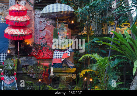 Steinfigur, Tempel Wächter im Pura Dalem Agung Padangtegal Tempel, Ubud, Bali, Indonesien Stockfoto