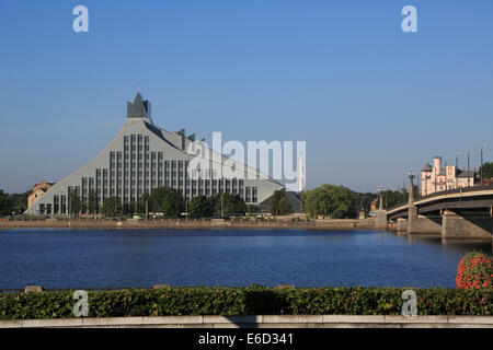 Nationalbibliothek von Lettland, Fluss Daugava, steinerne Brücke, Akmens kippt, Riga, Lettland Stockfoto