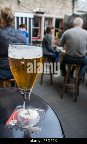 Ein kaltes Glas Zot Bier in der Kneipe Beerwall, Brügge, Belgien. Stockfoto