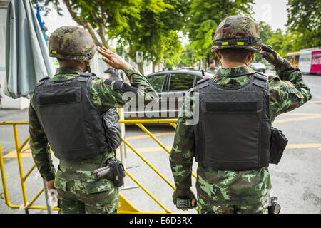 Bangkok, Bangkok, Thailand. 21. August 2014. Thailändische Soldaten Salut als Mitglied des nationalen Legislative Assembly (NLA) tritt das Parlament Komplex. Die NLA traf Donnerstag um den neuen Premierminister auszuwählen. Die NLA wurde von Hand gepflückt von der Thai Junta offiziell als der Nationalrat für Frieden und Ordnung (NCPO), und soll um Thailand zurück zu einer Zivilregierung zu führen, nach ein Militärputsch die gewählte Regierung im Mai stürzte. Die NLA wählte einstimmig General Prayuth Chan-Ocha, Kommandant der thailändischen Streitkräfte und Anführer des Putsches, bei dem die gewählte Zivilregierung abgesetzt, Stockfoto