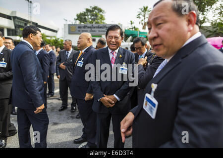 Bangkok, Bangkok, Thailand. 21. August 2014. Air Chief Marshall ARKHOM KANCHANAHIRUN (Mitte) von der Royal Thai Air Force und Mitglied der nationalen Legislative Assembly (NLA) wartet mit anderen Mitgliedern der NLA für ihre Gruppenbild vor dem Treffen erfolgen, wählen einen neuen Ministerpräsidenten. Der thailändischen nationalen Legislative Assembly (NLA) trafen sich Donnerstag in der Bundestags-Gebäude in Bangkok, um einen neuen Premierminister zu wählen. Die NLA war handverlesenen von Thai Junta, offiziell als der Nationalrat für Frieden und Ordnung (NCPO), und soll nach einer Mil Thailand zurück zu einer Zivilregierung zu führen Stockfoto