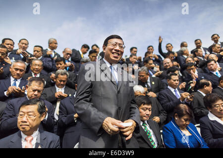 Bangkok, Bangkok, Thailand. 21. August 2014. PORNPETCH WICHITCHOLCHAI, Präsident der thailändischen nationalen Legislative Assembly (NLA) steht nach der NLA Gruppenfoto vor ihrem Treffen unternommen wurden, um einen neuen Premierminister zu wählen. Die NLA wurde handverlesenen von Thai Junta, offiziell als der Nationalrat für Frieden und Ordnung (NCPO), und soll um Thailand zurück zu einer Zivilregierung zu führen, nach ein Militärputsch die gewählte Regierung im Mai stürzte. Die NLA wählte einstimmig General Prayuth Chan-Ocha, Kommandant der thailändischen Streitkräfte und Anführer des Putsches, bei dem die el abgesetzt Stockfoto