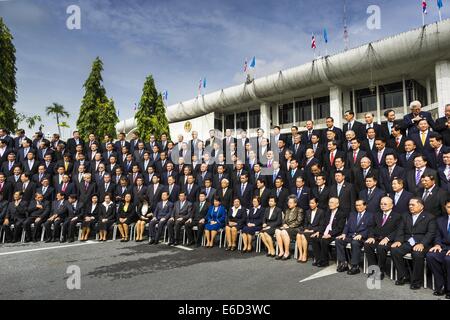 Bangkok, Bangkok, Thailand. 21. August 2014. Die thailändischen nationalen Legislative Assembly (NLA) posiert für ihren Gruppenfoto Donnerstag im Parlament in Bangkok vor der Auswahl einer neuen Premierminister. Die NLA wurde handverlesenen von Thai Junta, offiziell als der Nationalrat für Frieden und Ordnung (NCPO), und soll um Thailand zurück zu einer Zivilregierung zu führen, nach ein Militärputsch die gewählte Regierung im Mai stürzte. Die NLA wählte einstimmig General Prayuth Chan-Ocha, Kommandant der thailändischen Streitkräfte und Anführer des Putsches, bei dem die gewählte Zivilregierung als Premierminister abgesetzt Stockfoto