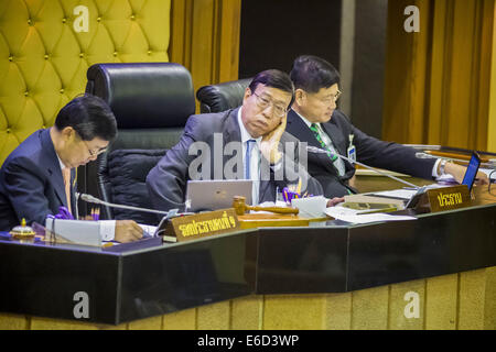 Bangkok, Bangkok, Thailand. 21. August 2014. PORNPETCH WICHITCHOLCHAI (Mitte), Präsident der thailändischen nationalen Legislative Assembly (NLA) entspannt nach die NLA Gen Prayuth Chan-Ocha zum Premierminister gewählt. Die NLA wurde handverlesenen von Thai Junta, offiziell als der Nationalrat für Frieden und Ordnung (NCPO), und soll um Thailand zurück zu einer Zivilregierung zu führen, nach ein Militärputsch die gewählte Regierung im Mai stürzte. Die NLA wählte einstimmig General Prayuth Chan-Ocha, Kommandant der thailändischen Streitkräfte und Anführer des Putsches, bei dem die gewählte zivile Gov abgesetzt Stockfoto