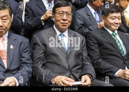 Bangkok, Bangkok, Thailand. 21. August 2014. PORNPETCH WICHITCHOLCHAI, Präsident von der Thai nationale Legislative Assembly (NLA) nach der NLA Gruppenfoto vor ihrem Treffen unternommen wurden, um einen neuen Premierminister zu wählen. Die NLA wurde handverlesenen von Thai Junta, offiziell als der Nationalrat für Frieden und Ordnung (NCPO), und soll um Thailand zurück zu einer Zivilregierung zu führen, nach ein Militärputsch die gewählte Regierung im Mai stürzte. Die NLA wählte einstimmig General Prayuth Chan-Ocha, Kommandant der thailändischen Streitkräfte und Anführer des Putsches, bei dem die gewählten c abgesetzt Stockfoto