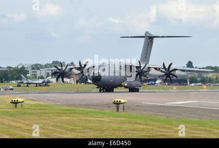 Ein militärisches Transportflugzeug des Typs Airbus A400M hebt auf der Farnborough International Airshow ab. 2014, Hampshire, England, Großbritannien Stockfoto