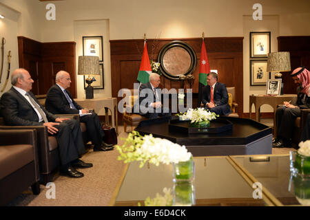 Amman, Amman, Jordanien. 20. August 2014. Palästinensischen Präsidenten Mahmud Abbas trifft sich mit König Abdullah II von Jordanien im königlichen Palast in Amman am 20. August 2014. Abbas wird für Gespräche mit dem Emir von Katar, Doha reisen und Hamas verbannt Führer Khaled Meshaal über die neuesten Entwicklungen bei den Verhandlungen in Kairo und '' Hilfe und Wiederaufbau '' im Gaza-Streifen, sagte der palästinensische Botschafter in Katar Credit: Thaer Ganaim/APA Bilder/ZUMA Draht/Alamy Live News Stockfoto