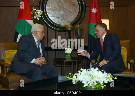 Amman, Amman, Jordanien. 20. August 2014. Palästinensischen Präsidenten Mahmud Abbas trifft sich mit König Abdullah II von Jordanien im königlichen Palast in Amman am 20. August 2014. Abbas wird für Gespräche mit dem Emir von Katar, Doha reisen und Hamas verbannt Führer Khaled Meshaal über die neuesten Entwicklungen bei den Verhandlungen in Kairo und '' Hilfe und Wiederaufbau '' im Gaza-Streifen, sagte der palästinensische Botschafter in Katar Credit: Thaer Ganaim/APA Bilder/ZUMA Draht/Alamy Live News Stockfoto