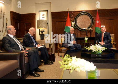 Amman, Amman, Jordanien. 20. August 2014. Palästinensischen Präsidenten Mahmud Abbas trifft sich mit König Abdullah II von Jordanien im königlichen Palast in Amman am 20. August 2014. Abbas wird für Gespräche mit dem Emir von Katar, Doha reisen und Hamas verbannt Führer Khaled Meshaal über die neuesten Entwicklungen bei den Verhandlungen in Kairo und '' Hilfe und Wiederaufbau '' im Gaza-Streifen, sagte der palästinensische Botschafter in Katar Credit: Thaer Ganaim/APA Bilder/ZUMA Draht/Alamy Live News Stockfoto