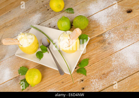 Frische Zitronen um ein hausgemachtes Zitronensorbet Stockfoto