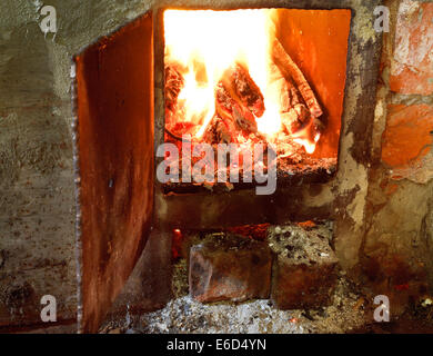 heißes Feuer im Ofen mit offener Tür hautnah Stockfoto