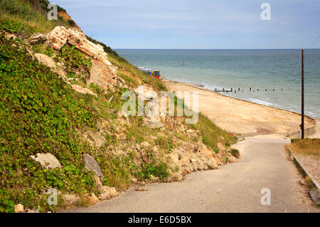 Eine Ansicht des Gebäudes bleibt gefangen in einer Klippe Erdrutsch am Overstrand, Norfolk, England, Vereinigtes Königreich. Stockfoto