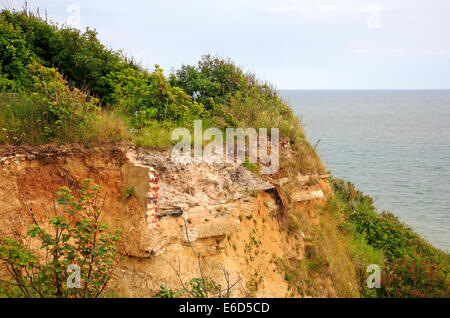 Fundamente, offenbart durch die Erosion der Klippe an der Ostküste bei Overstrand, Norfolk, England, Vereinigtes Königreich. Stockfoto