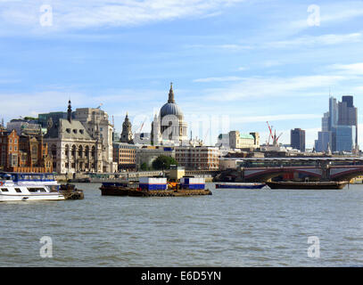 Blick auf die Themse mit St. Pauls Kathedrale, Blackfriars Bridge und anderen historischen und modernen Gebäuden, London, UK Stockfoto