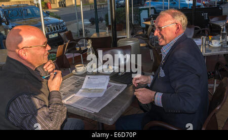 Beiden mittleren Alters Herren sitzen im Café Kaffeetrinken Stockfoto