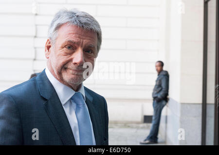 London, UK. 21. August 2014. Ältere Nachrichten der Welt stellvertretende Chefredakteur Neil Wallis, ehemalige Feuilletonredakteur bei der Boulevardzeitung kommen Jules Stenson und Anthony France, ehemaliger Verbrechen Reporter zur Sonne in Westminster Magistrates Court über Vorwürfe der Telefon-hacking. Das Paar wird vorgeworfen, der Verschwörung zum illegal Abhören von Voicemails von Januar 2003 bis Januar 2007. Im Bild: Neil Wallis. Bildnachweis: Lee Thomas/Alamy Live-Nachrichten Stockfoto