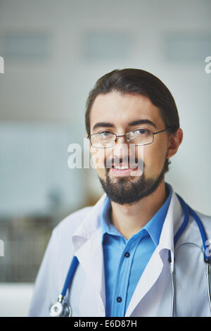 Porträt eines zuversichtlich GP lächelnd in die Kamera Stockfoto