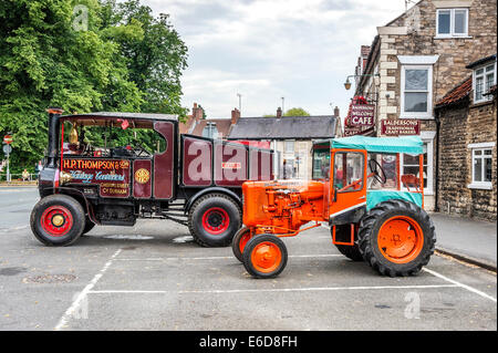 Eine klassische Alis Chalmers Traktor und ein Dampf-Wagen am Thornton-le-Dale während der Rallye Pickering Zugmaschine Stockfoto