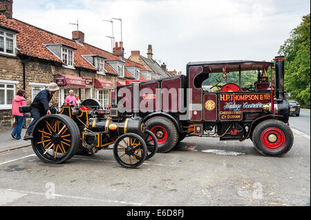 Dampf-Fahrzeuge in Thorton le Dale Dorf während der Rallye Pickering Zugmaschine Stockfoto