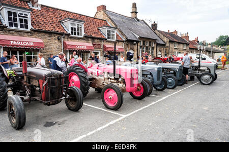 Eine Reihe von klassischen 'Traktoren grau Fergy" bis in die Mitte von Thornton gesäumt le Dale Dorf während Pickering Traction Engine Rally Stockfoto