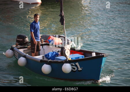 Ein kleines Fischerboot im Hafen von St. Ives Cornwall Stockfoto