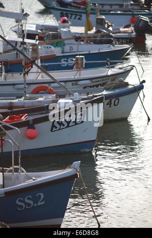 Eine Flotte von kleinen Fischerbooten im Hafen von St. Ives Cornwall Stockfoto