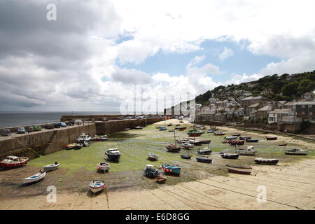 Eine Flotte von kleinen Fischerbooten im Hafen von Mousehole warten auf die Flut herein. Stockfoto