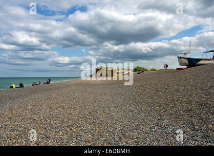 Kiesstrand am Weybourne an der North Norfolk-Küste. Stockfoto