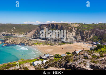 Mit Blick auf den Strand von Trevaunance Cove St Agnes Cornwall England UK Stockfoto