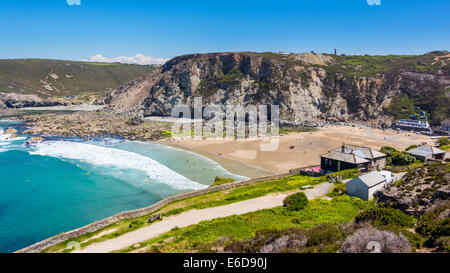 Mit Blick auf den Strand von Trevaunance Cove St Agnes Cornwall England UK Stockfoto