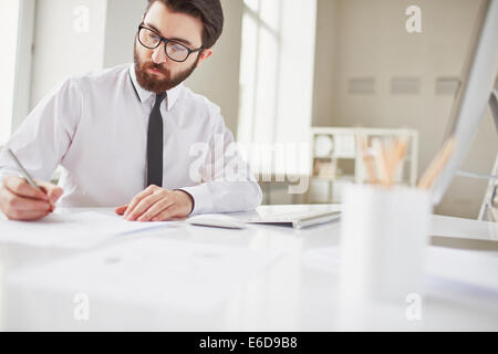 Ernsthaften Geschäftsmann arbeiten im Büro Stockfoto