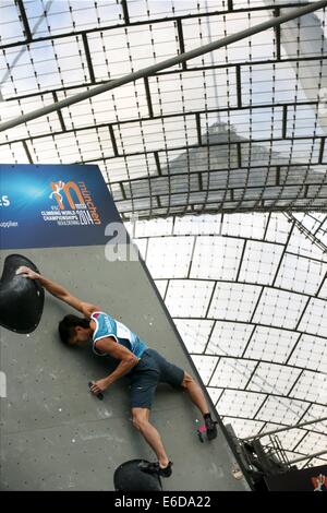 München, Deutschland. 21. August 2014. Russlands Rustam Gelmanov während der freie Aufstieg ohne Seile bei den ersten Weltmeisterschaften Bouldern in München, Deutschland, 21. August 2014. 210 Athleten aus 44 Ländern nehmen an dem Wettbewerb teil. Foto: STEPHAN JANSEN/Dpa/Alamy Live News Stockfoto