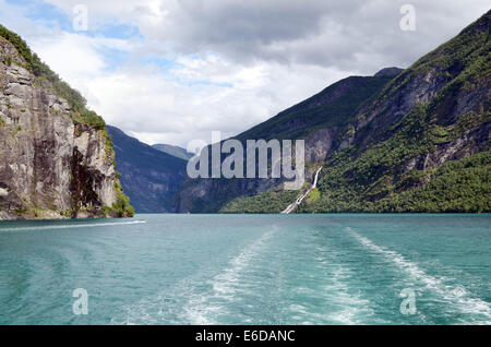 Geiranger Fjord in Südnorwegen ist einer der schönsten Fjorde. Die steilen Felsen direkt aus dem Wasser steigen. Stockfoto