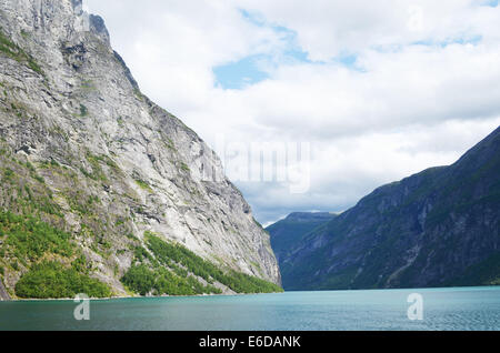 Geiranger Fjord in Südnorwegen ist einer der schönsten Fjorde. Die steilen Felsen direkt aus dem Wasser steigen. Stockfoto