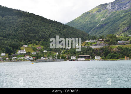 Geiranger Fjord in Südnorwegen ist einer der schönsten Fjorde. Die steilen Felsen direkt aus dem Wasser steigen. Stockfoto