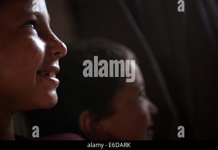 Kabul, Afghanistan. 21. August 2014. Afghanische Kinder sind in einem Zelt in einem verschobenen Camp in Kabul, Afghanistan am 21. August 2014 gesehen. Bildnachweis: Ahmad Massoud/Xinhua/Alamy Live-Nachrichten Stockfoto