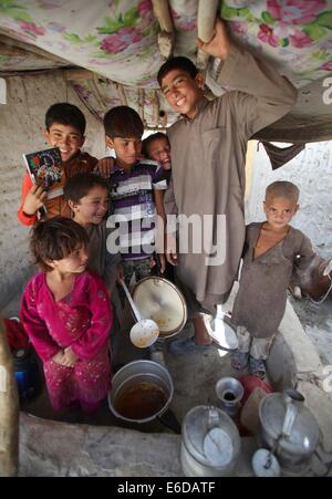 Kabul, Afghanistan. 21. August 2014. Afghanische Kinder stehen vor einem Zelt in einem verschobenen Camp in Kabul, Afghanistan am 21. August 2014. Bildnachweis: Ahmad Massoud/Xinhua/Alamy Live-Nachrichten Stockfoto