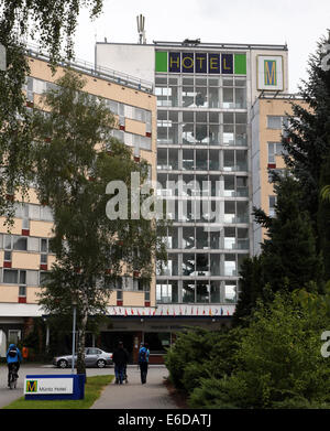 Klink, Deutschland. 19. August 2014. Das Müritz Hotel in Klink, Deutschland, 19. August 2014. Nach den Plänen der Avila-Gruppe aus Berlin soll das Gebäude im Jahr 2014 abgerissen werden. Das ehemalige Hotel der DDR Gewerkschaft wird durch eine neue Hotelanlage bis 2017 ersetzt werden. Foto: Bernd Wuestneck/Dpa/Alamy Live News Stockfoto