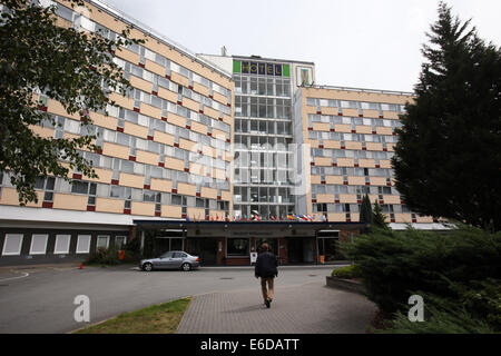 Klink, Deutschland. 19. August 2014. Das Müritz Hotel in Klink, Deutschland, 19. August 2014. Nach den Plänen der Avila-Gruppe aus Berlin soll das Gebäude im Jahr 2014 abgerissen werden. Das ehemalige Hotel der DDR Gewerkschaft wird durch eine neue Hotelanlage bis 2017 ersetzt werden. Foto: Bernd Wuestneck/Dpa/Alamy Live News Stockfoto