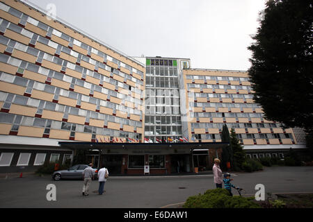 Klink, Deutschland. 19. August 2014. Das Müritz Hotel in Klink, Deutschland, 19. August 2014. Nach den Plänen der Avila-Gruppe aus Berlin soll das Gebäude im Jahr 2014 abgerissen werden. Das ehemalige Hotel der DDR Gewerkschaft wird durch eine neue Hotelanlage bis 2017 ersetzt werden. Foto: Bernd Wuestneck/Dpa/Alamy Live News Stockfoto