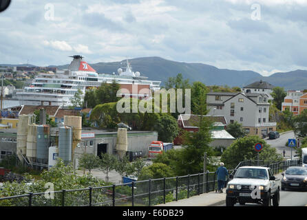 Die Stadt von Kristiansund in Norwegen. das Schiff ist das Balmoral, Flaggschiff von Fred Olsen Cruises. Zurück in die Stadt von der Atl Stockfoto